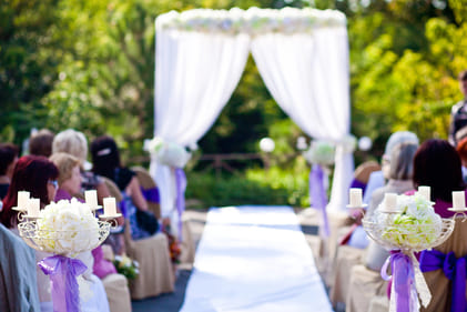Como decorar cadeiras de plastico para casamento