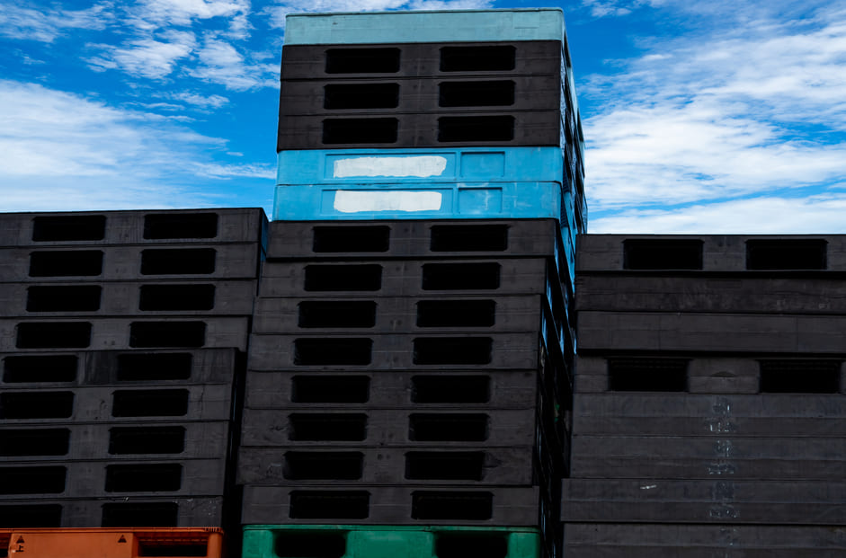 pallets-de-plastico-versatilidade-e-criatividade-em-um-so-produto